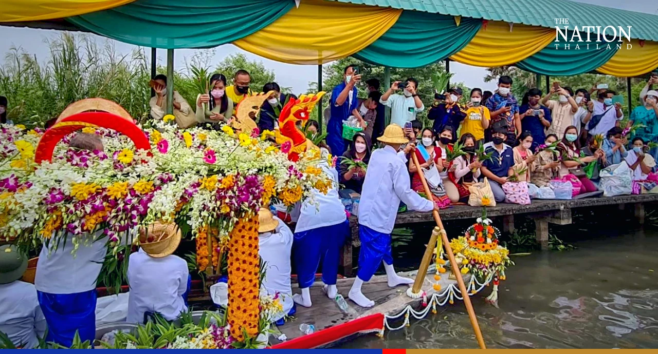 Lat Krabang locals keep Mon tradition of giving alms to 100 monks alive