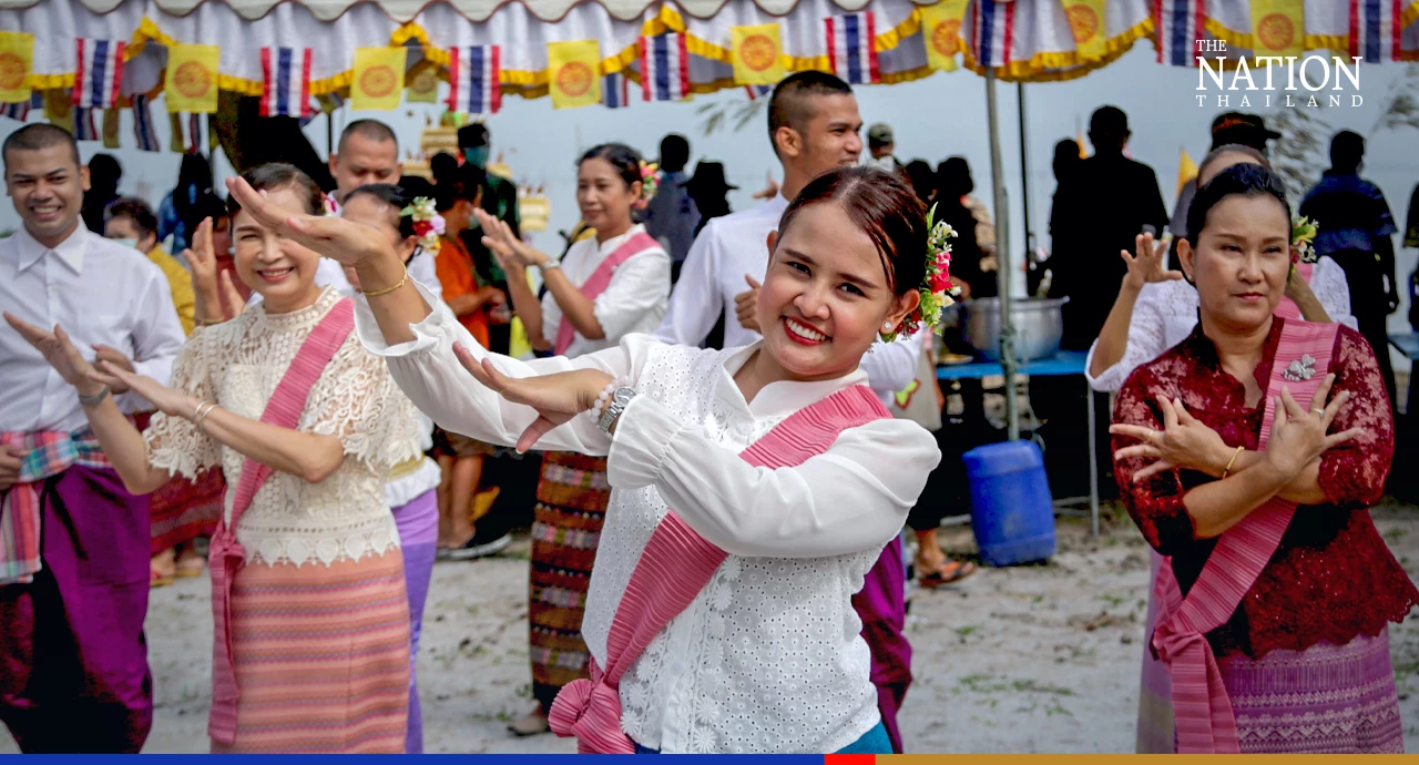 Locals, tourists in South observe ceremonies marking end of Buddhist Lent