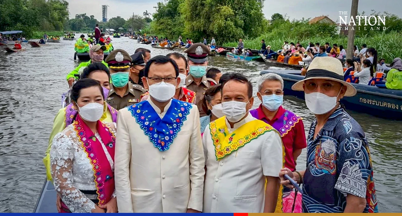 Lat Krabang locals keep Mon tradition of giving alms to 100 monks alive