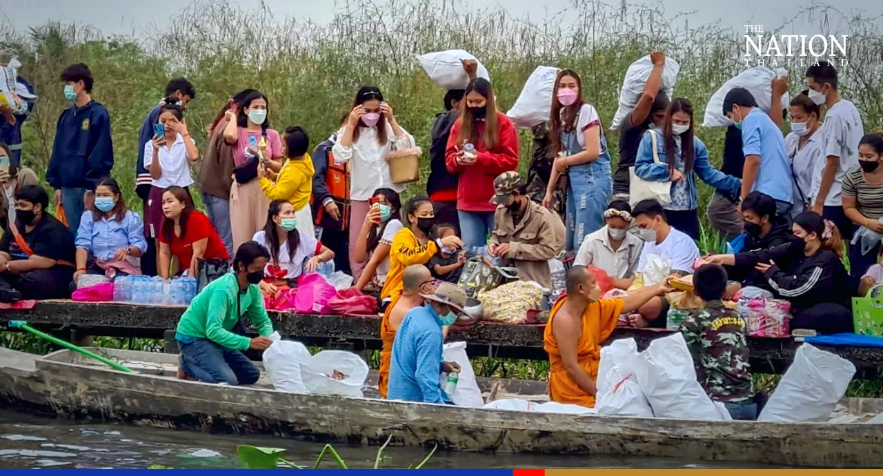 Devout Buddhists in Lat Krabang keep the Mon almsgiving tradition alive by giving alms to 100 monks on Sunday.