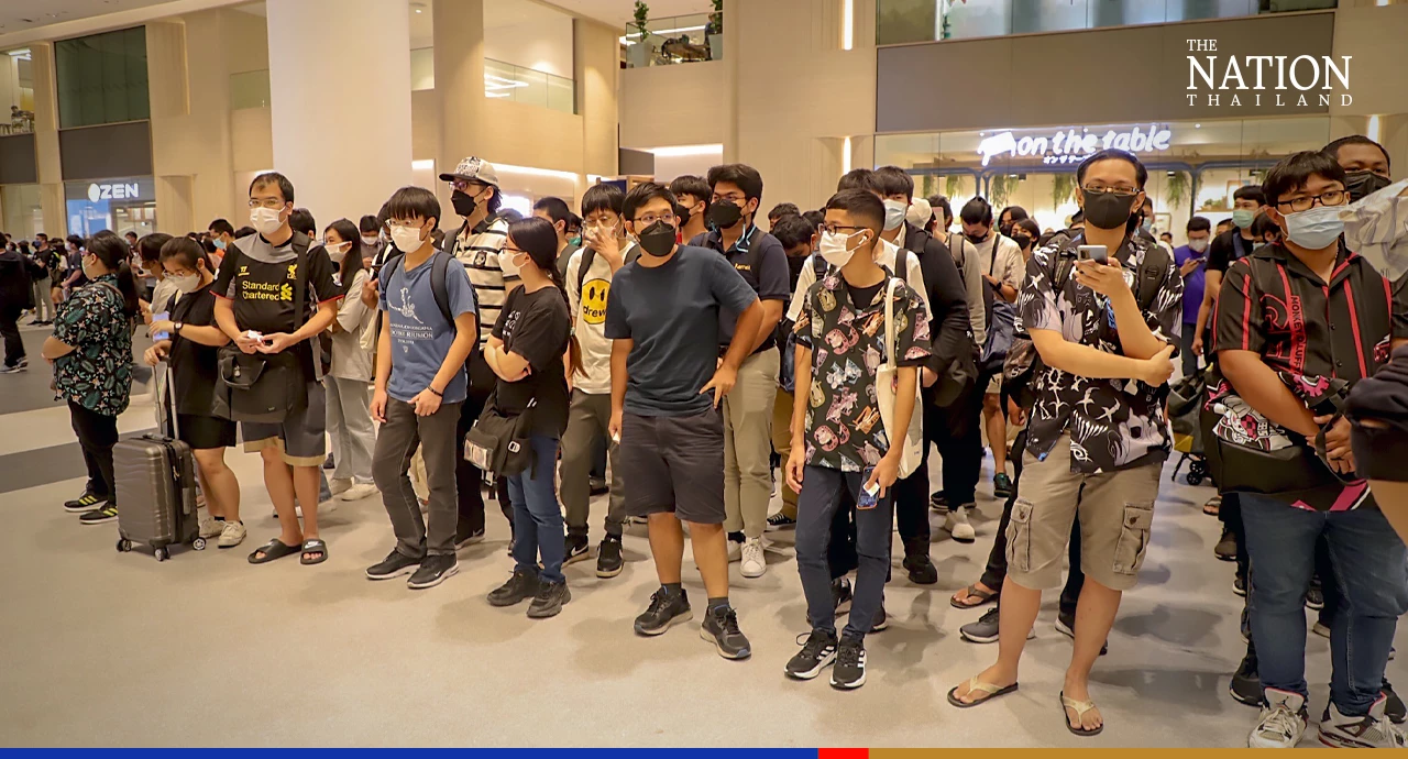 Avid readers queue for hours on first day of book fair