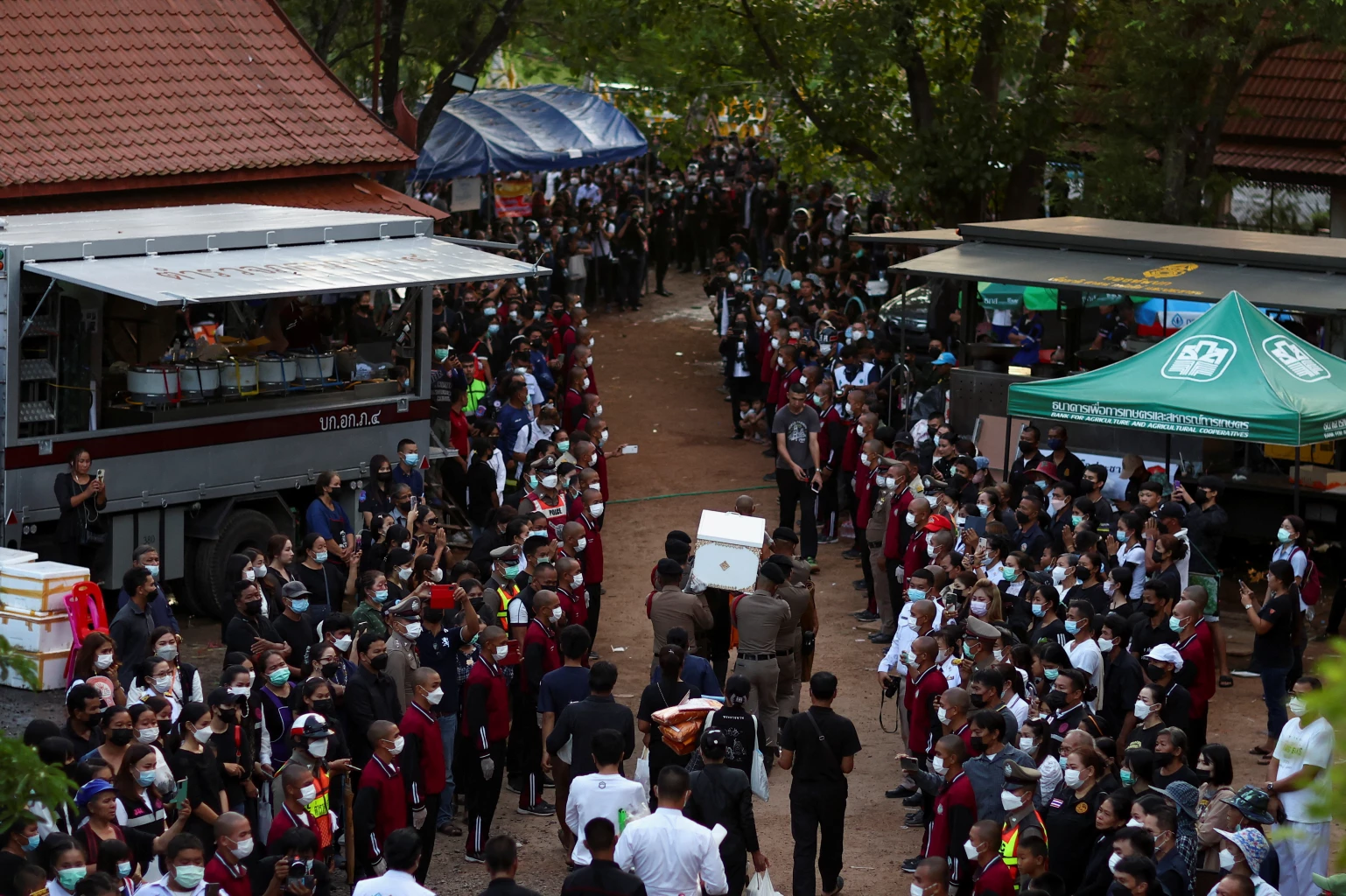 Thai massacre victims 'sent to heaven' in mass cremation
