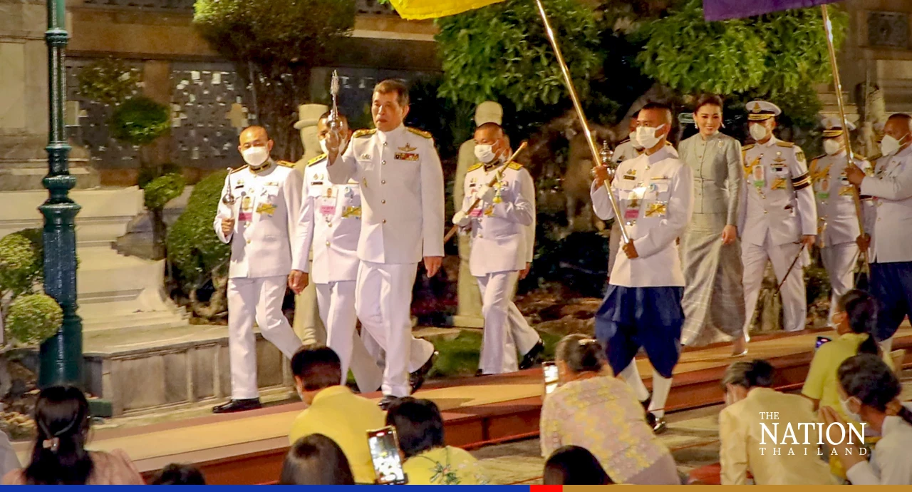 His Majesty changes Emerald Buddha’s attire for cold season