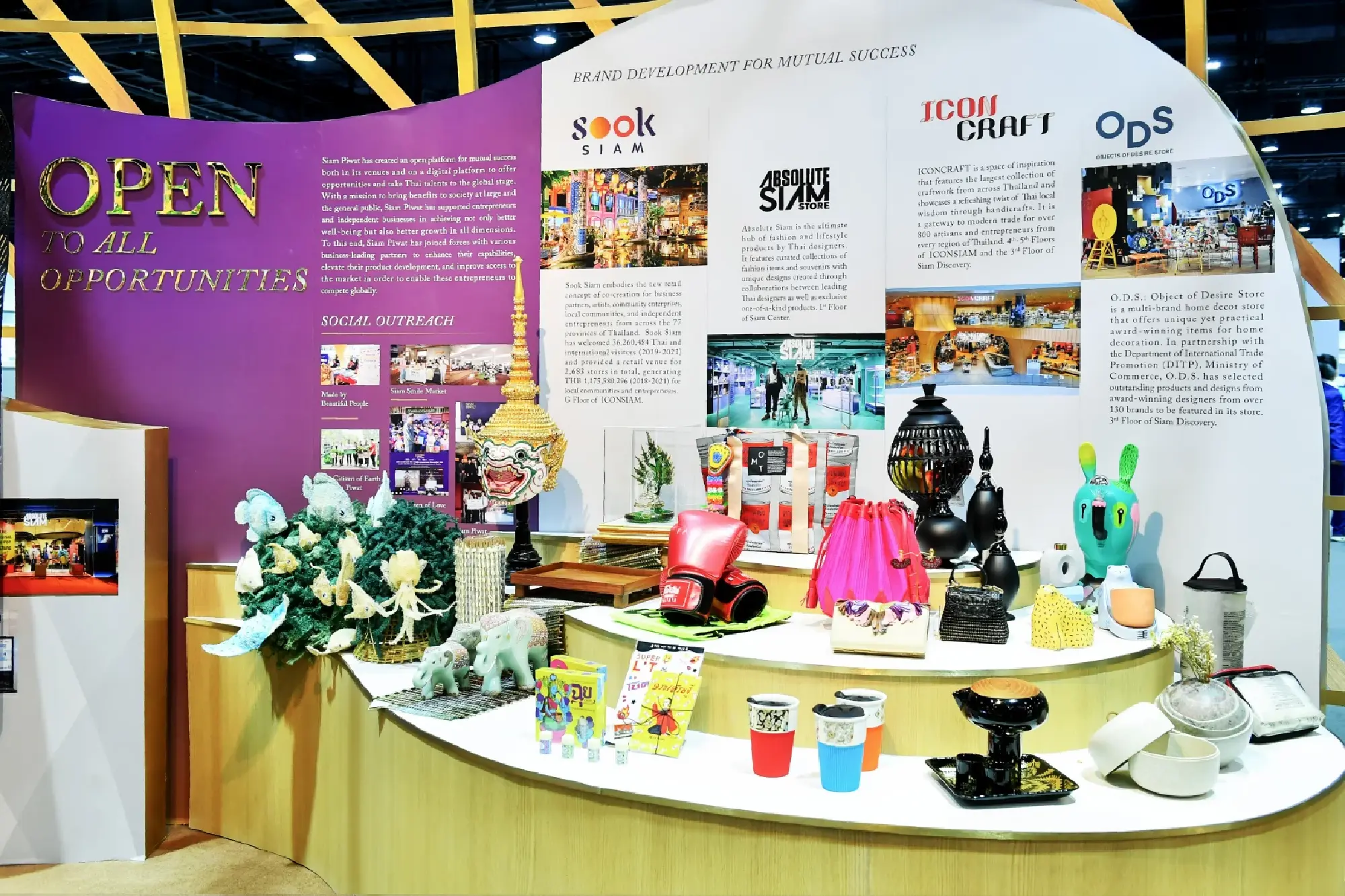 Siam Piwat provides full support to promote APEC 2022, showcasing business capabilities of Universe of Value for sustainability of all parties