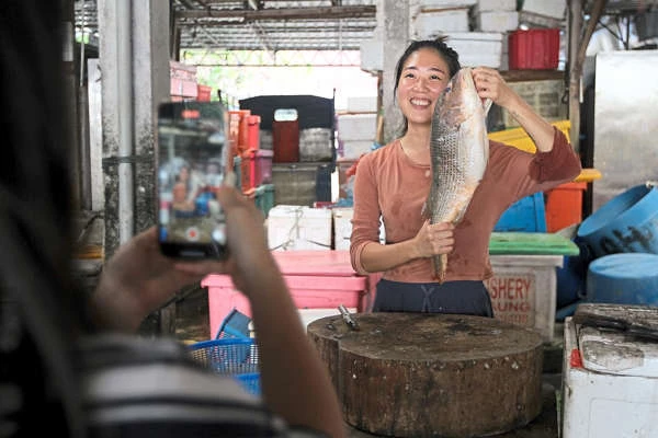 Female Malaysian fishmonger has social media hooked