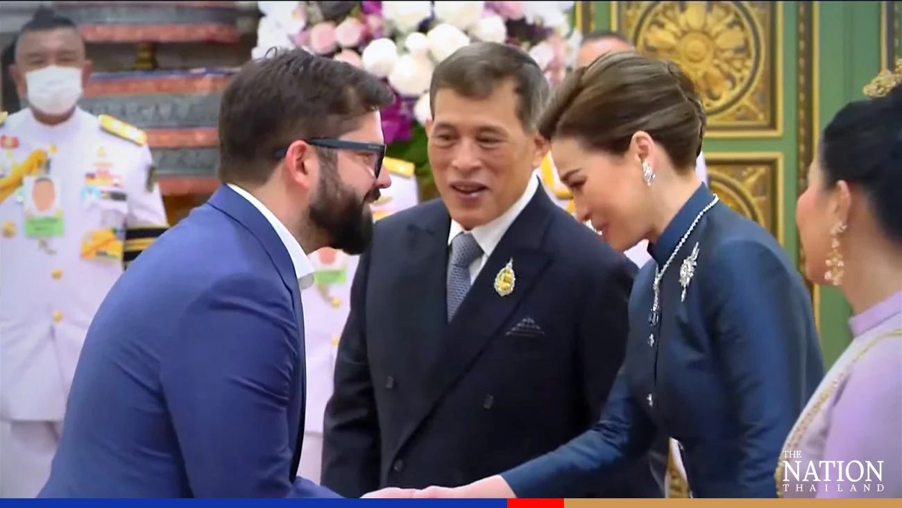 Their Majesties greet world leaders at Grand Palace during Apec Summit