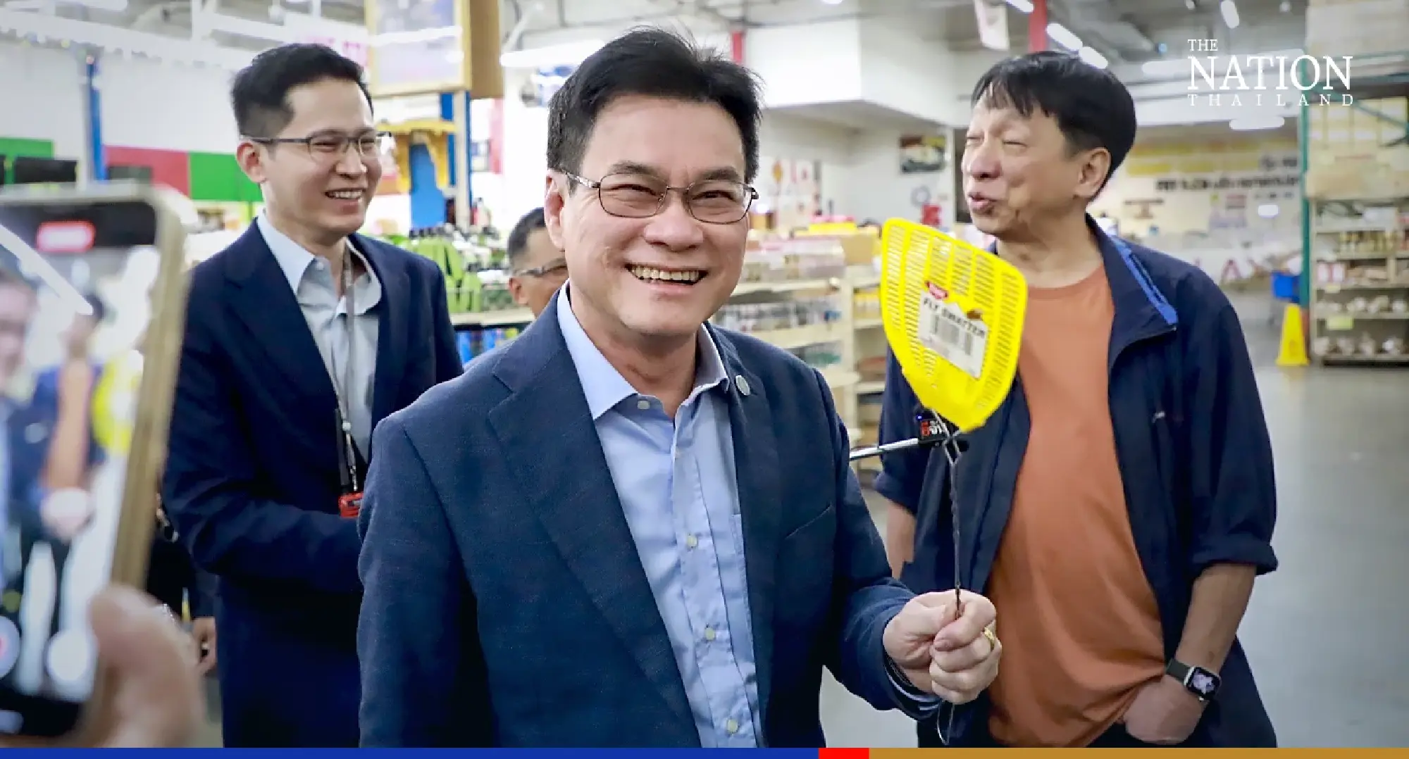 Jurin visits Thai owner of mega importer in LA, promotes Thai films at AFM event