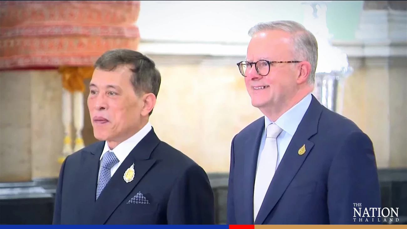 Their Majesties greet world leaders at Grand Palace during Apec Summit