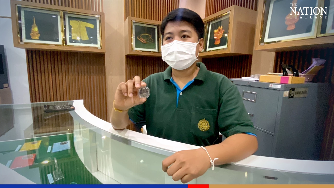 Enthusiasts rush to pick up 20-baht coins marking 2022 Apec Summit