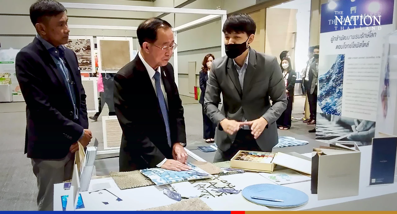 Finance Minister Arkhom Termpittayapaisith (center)