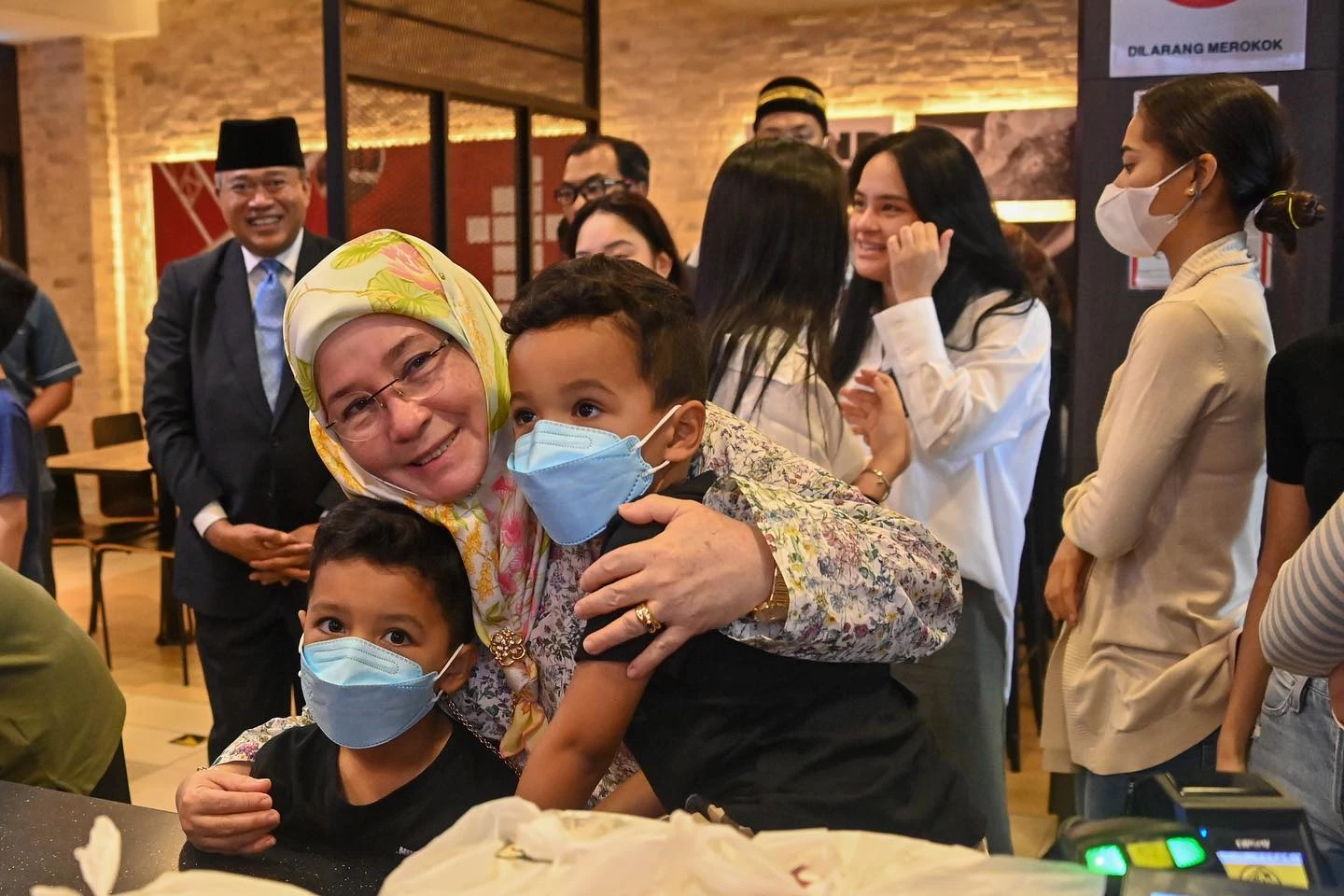 Malaysian royals’ stop at Kuala Lumpur KFC delights staff, diners