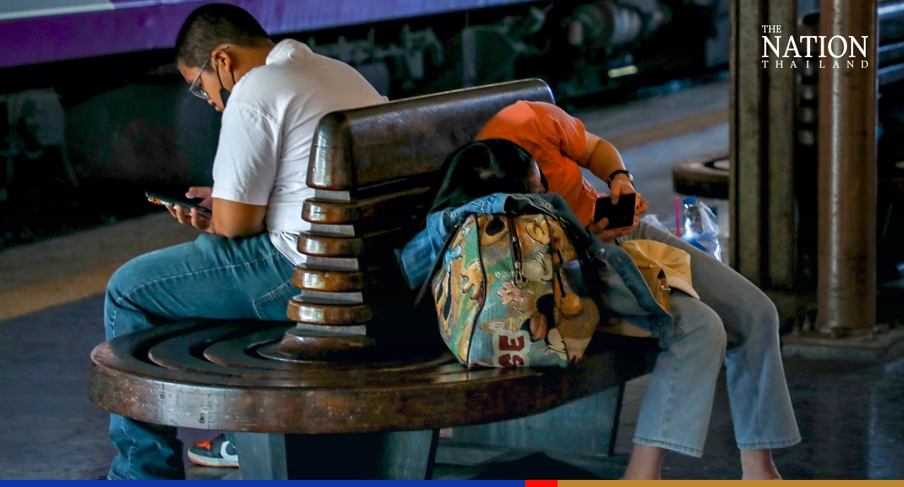 Hua Lamphong buzzing as scores of Bangkokians head out for New Year