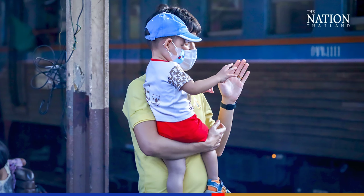 Hua Lamphong buzzing as scores of Bangkokians head out for New Year