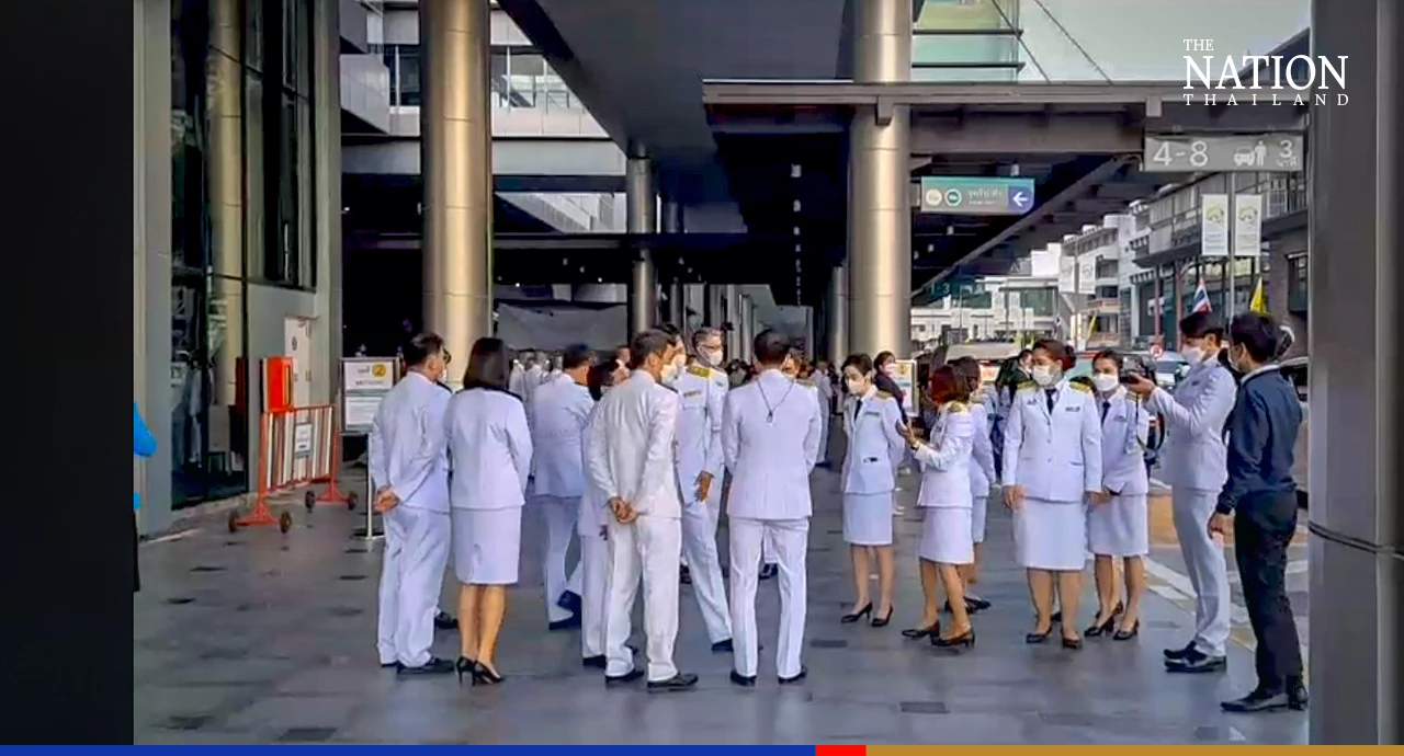 Bangkokians pile in at hospital to wish beloved Princess a speedy recovery