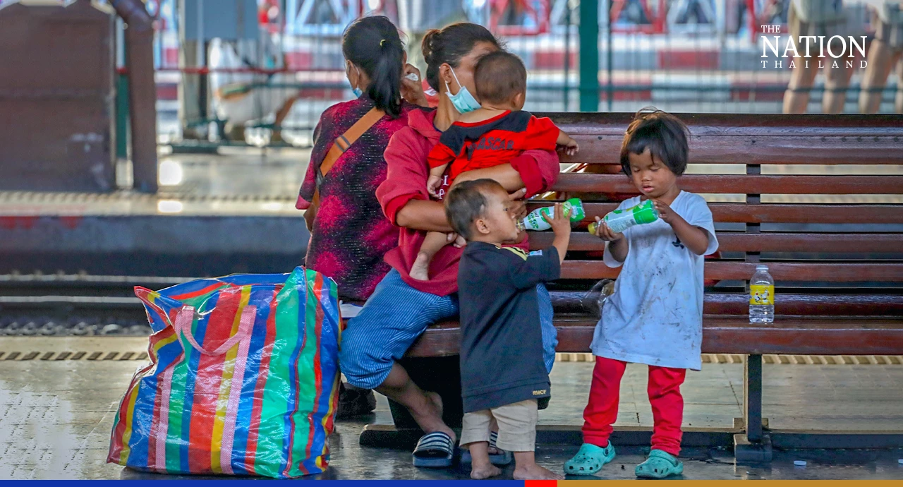 Hua Lamphong buzzing as scores of Bangkokians head out for New Year