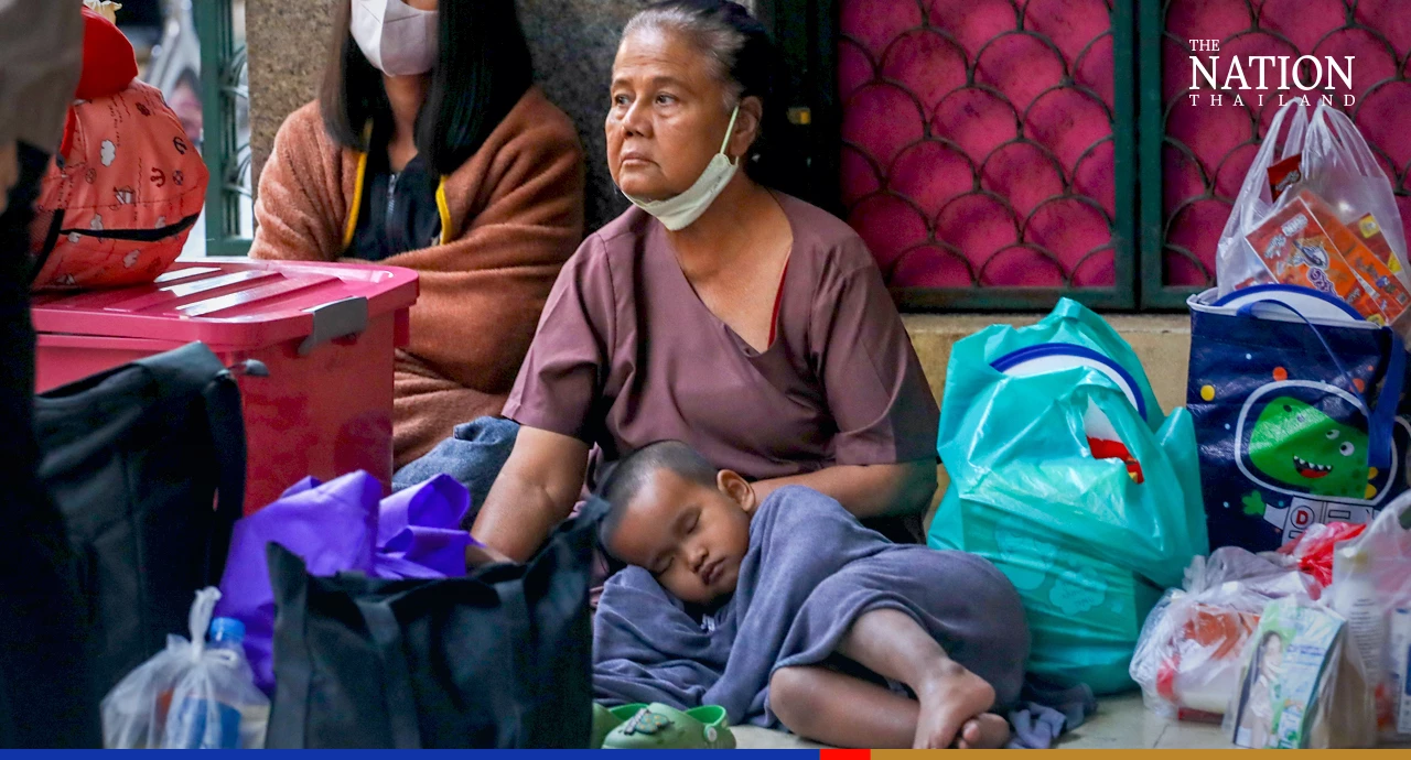 Hua Lamphong buzzing as scores of Bangkokians head out for New Year