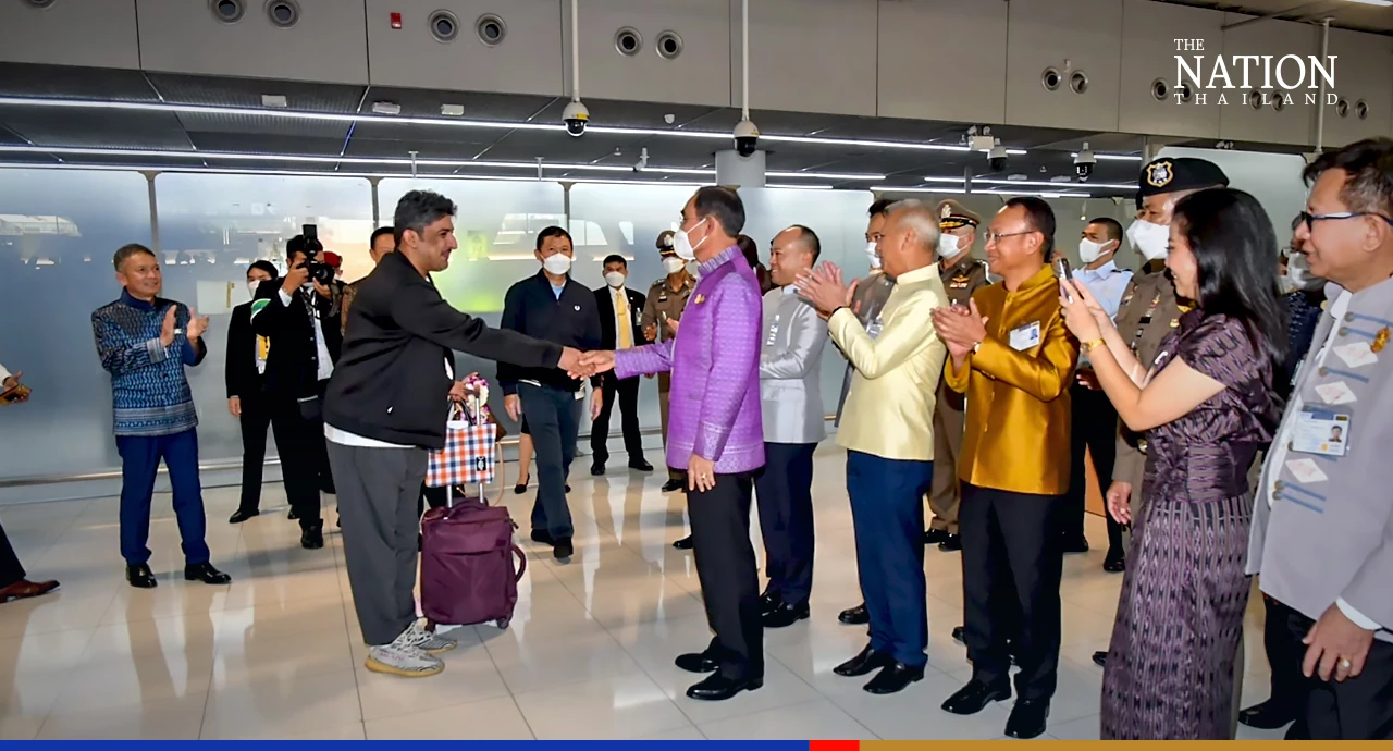 Prayut welcomes this year's 10-millionth tourist at Bangkok’s Suvarnabhumi Airport