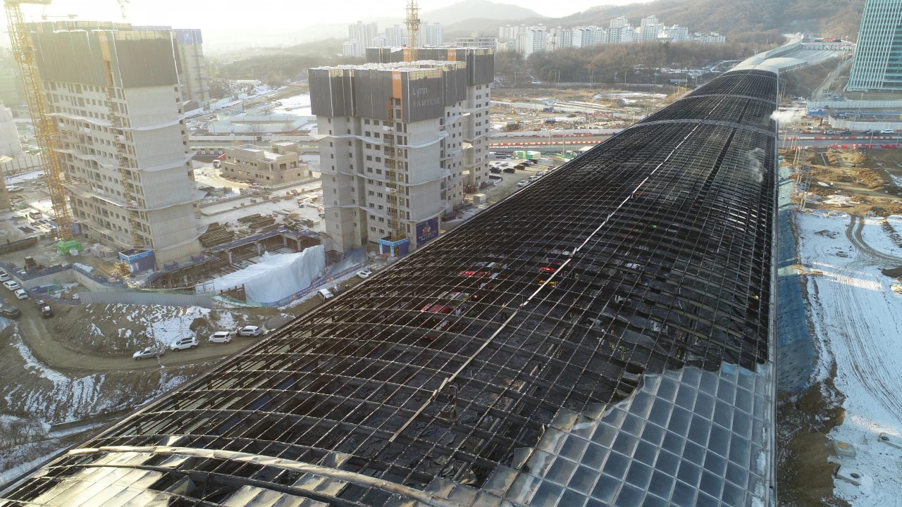 This aerial photo shows a scaffolding of a burnt soundproof tunnel along the Second Gyeongin Expressway on Thursday (Yonhap)
