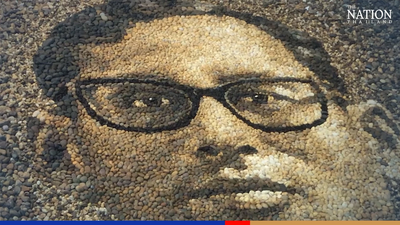 British artist creates pebbled portrait as tribute on King Rama IX's birthday