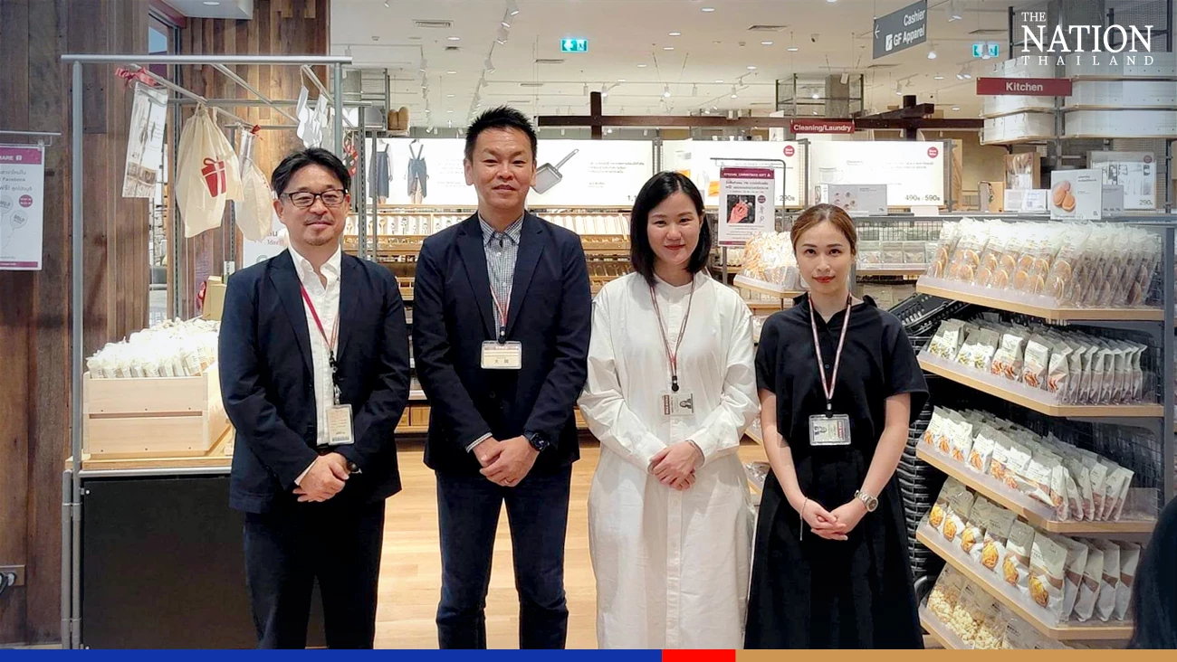 Akihiro Kamogari (left) Phannarat Lowakij (second from right)