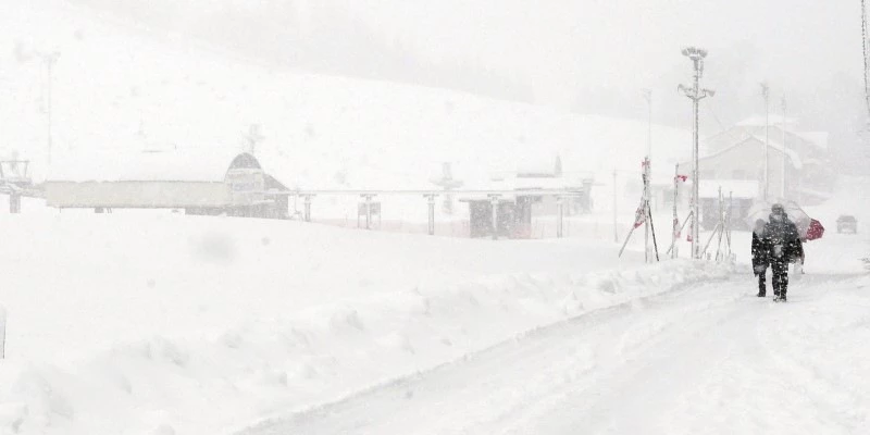 Winter storm blasts Sea of Japan coast, with heavy snow expected to continue