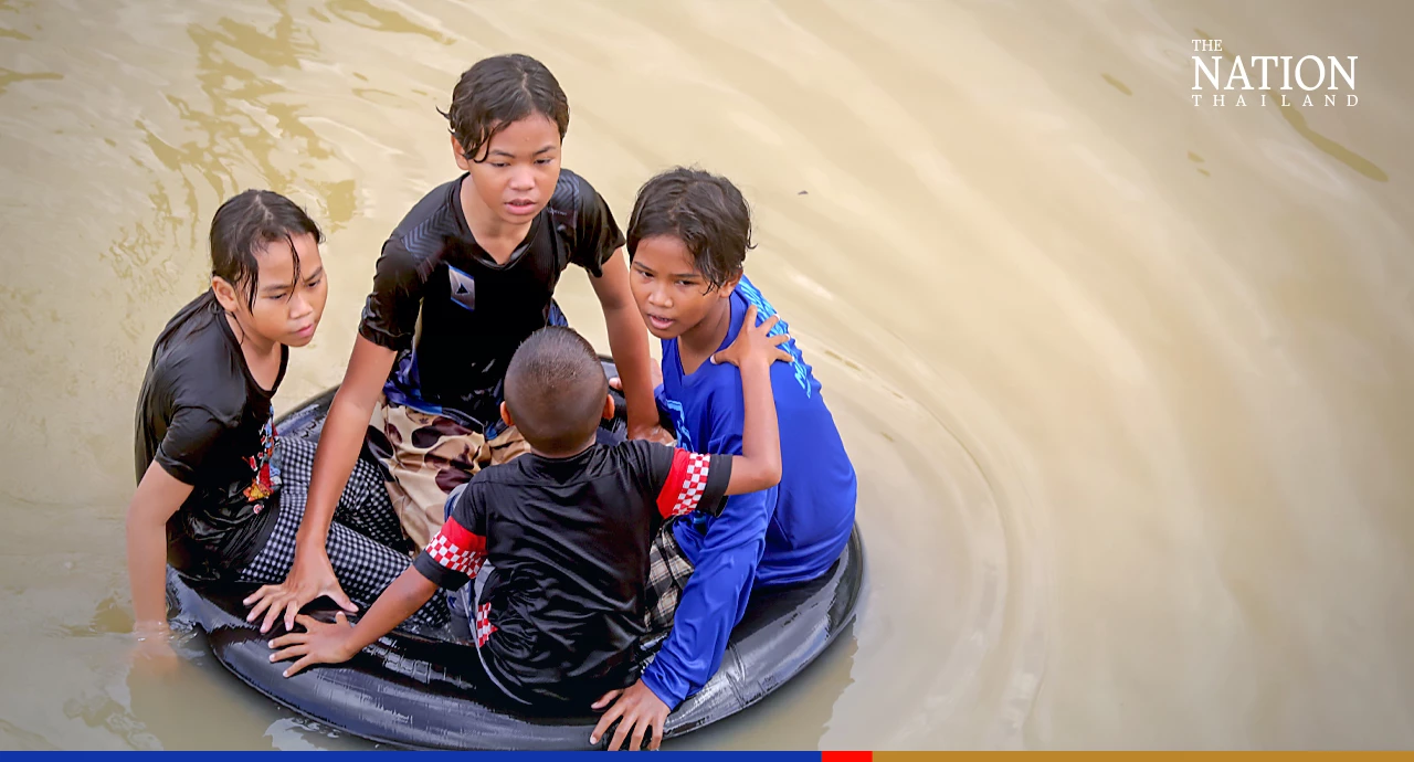 Pattani locals swap cars for boats as river overflows