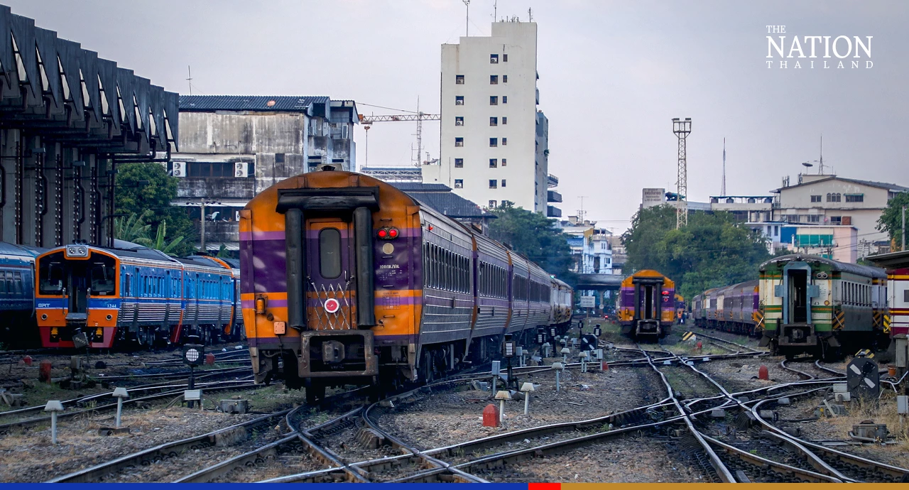Hua Lamphong buzzing as scores of Bangkokians head out for New Year