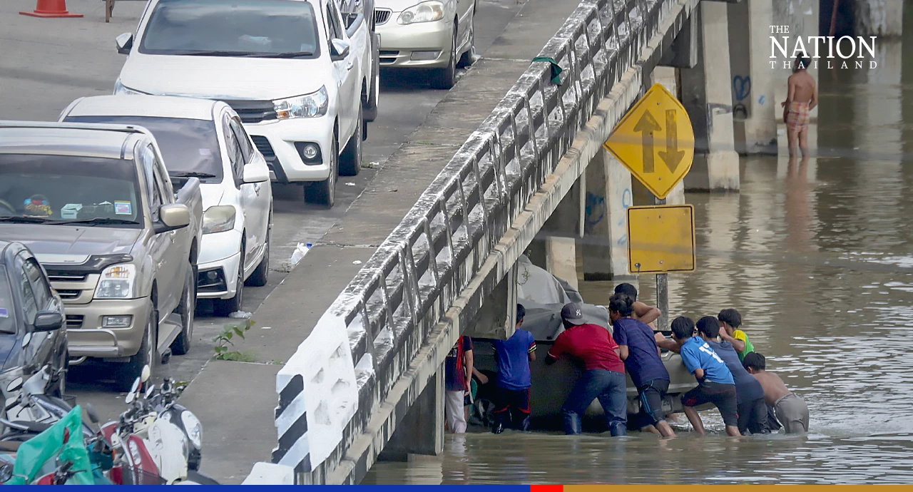 Pattani locals swap cars for boats as river overflows
