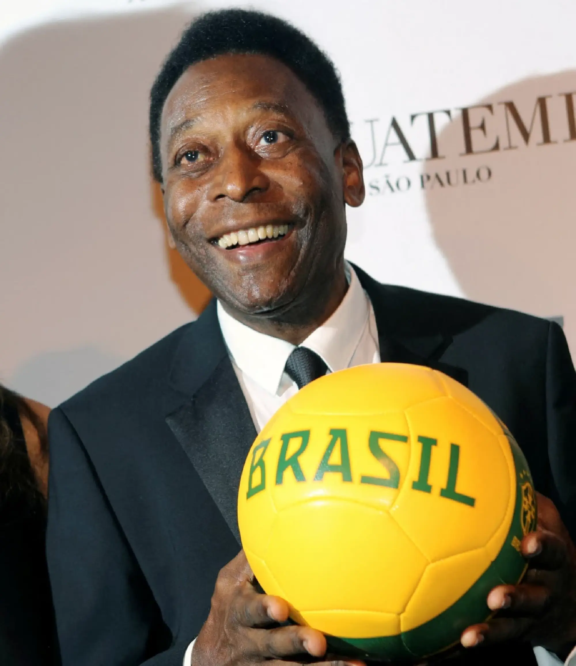  Brazil's soccer legend Pele holds a soccer ball as he arrives for the American Foundation for AIDS Research (amfAR) Gala in Sao Paulo, Brazil, April 5, 2013.