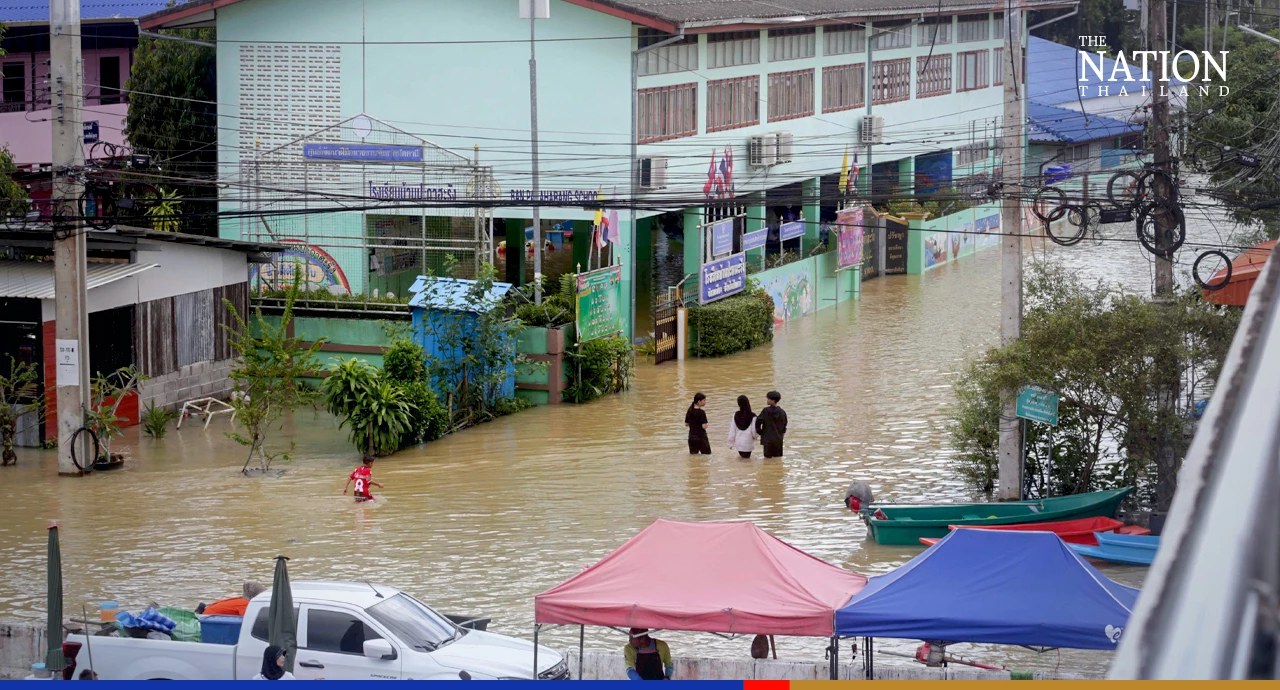 Pattani locals swap cars for boats as river overflows