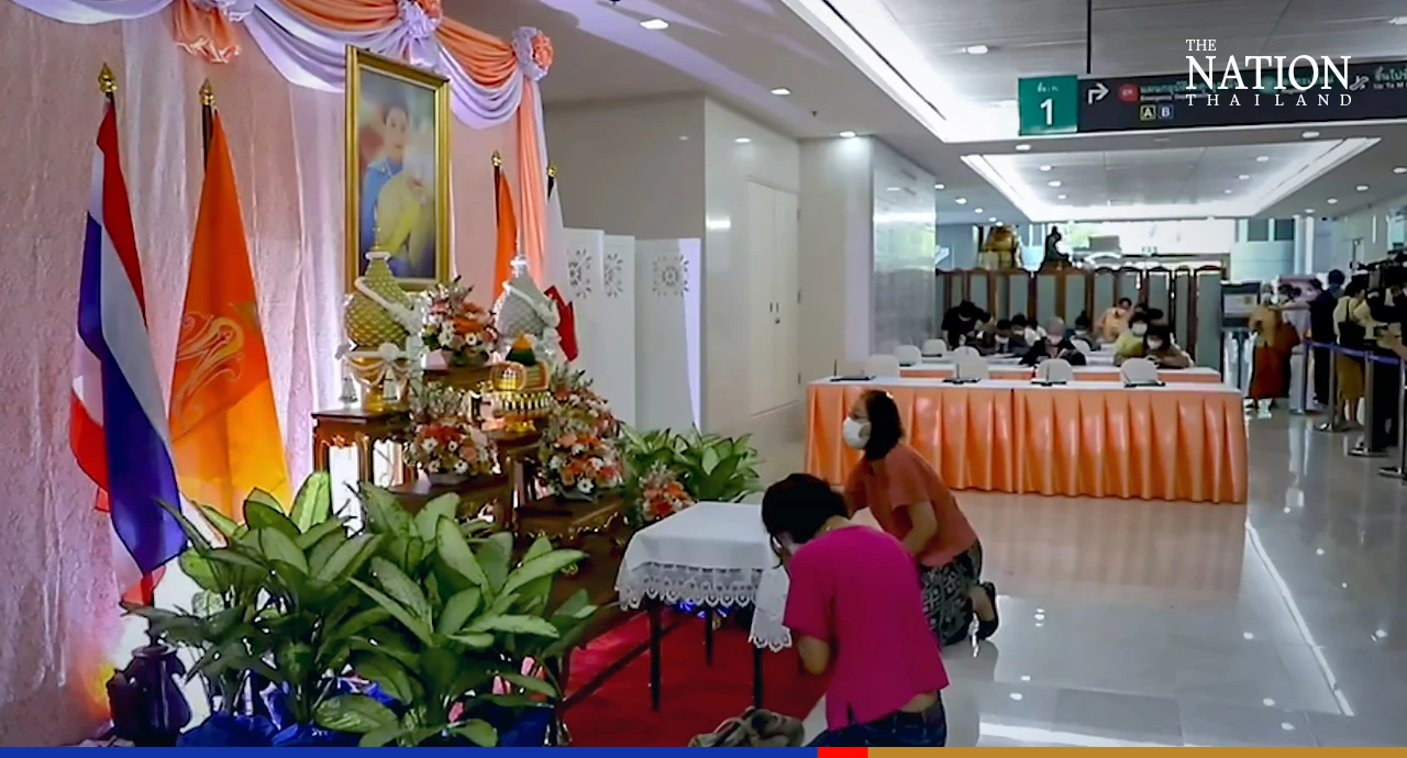 Bangkokians pile in at hospital to wish beloved Princess a speedy recovery