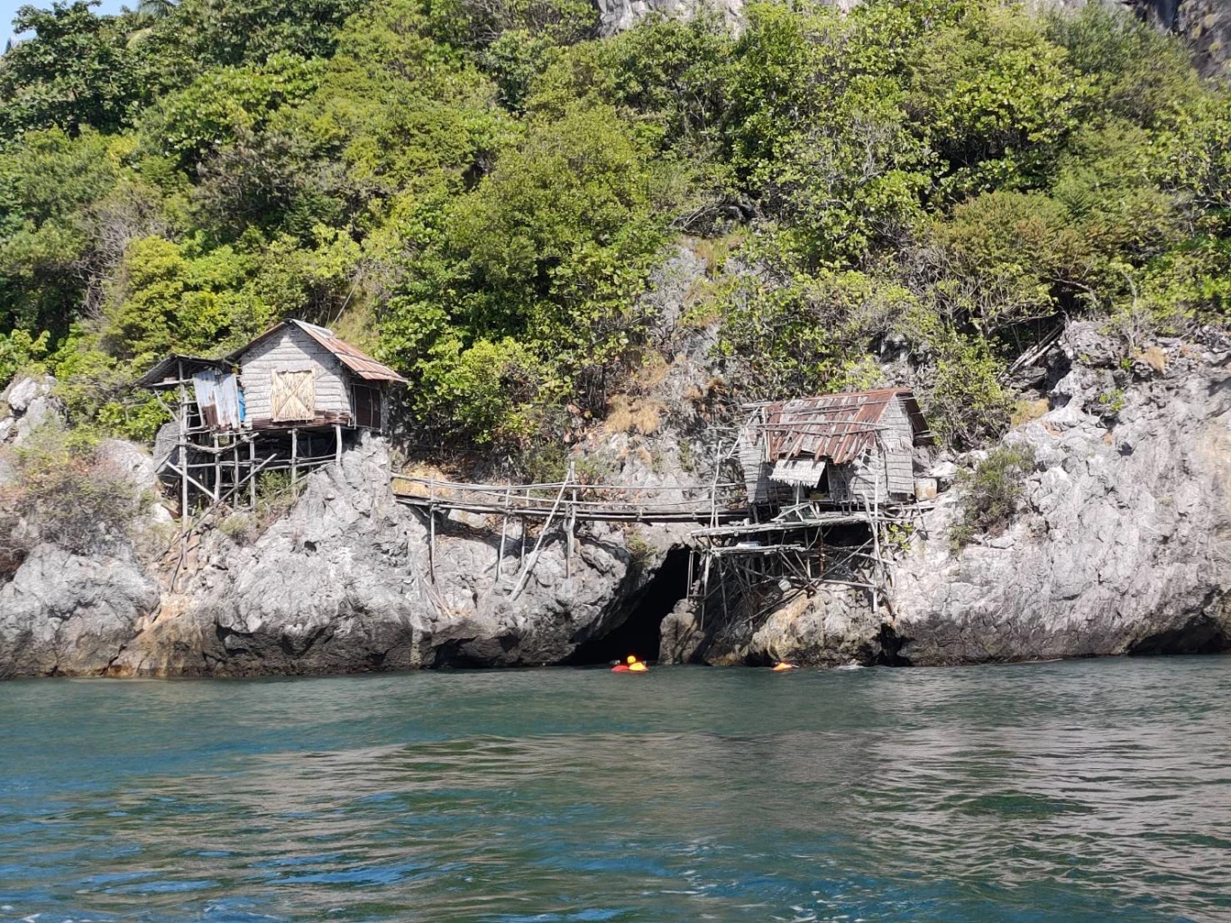 Navy scours Chumphon waters for last 5 HTMS Sukhothai crew