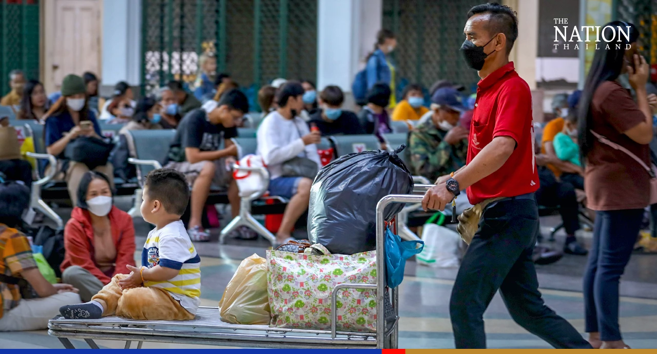 Hua Lamphong buzzing as scores of Bangkokians head out for New Year
