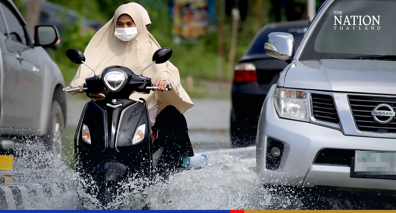 Pattani locals swap cars for boats as river overflows