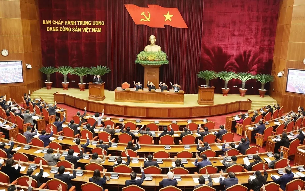 Delegates voted at the meeting of the Party Central Committee on Tuesday in Hanoi. — VNA/VNS Photo Tri Dung