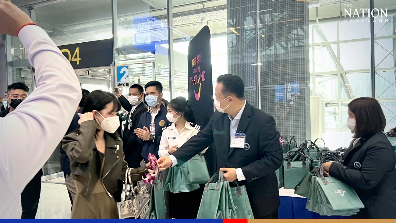 3 ministers welcome first Chinese group of tourists at Suvarnabhumi