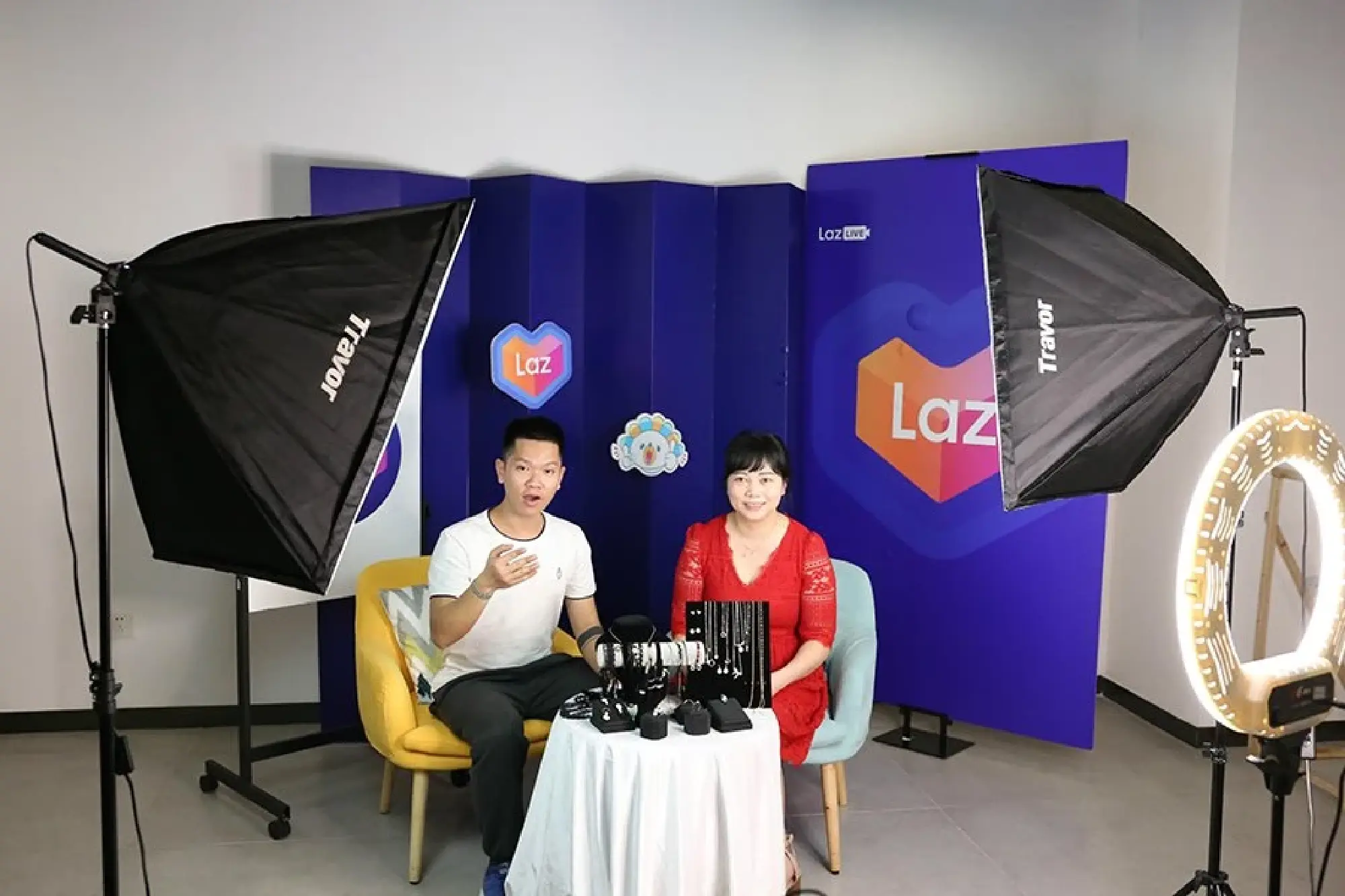 A Vietnamese student (left) from Guangxi University of Foreign Languages introduces products in his mother tongue at a livestreaming booth in Nanning in May 2020. [Photo by LIN HAO/CHINA NEWS SERVICE]