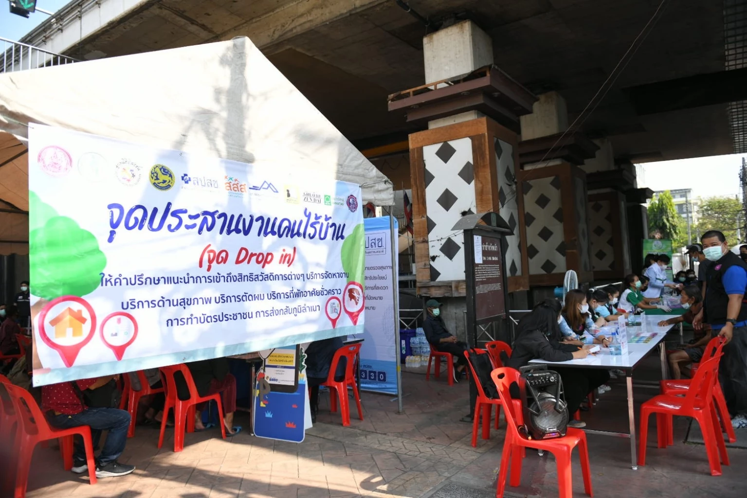 Bangkok deputy governor visits Drop In points in bid to get to the root of homelessness