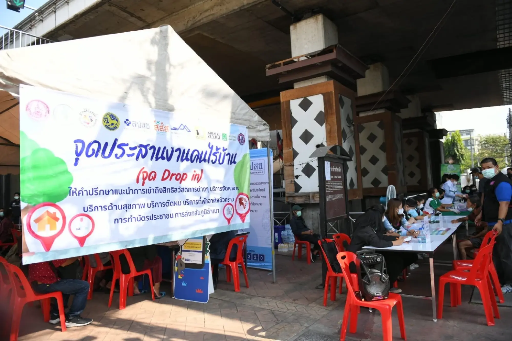 Bangkok deputy governor visits Drop In points in bid to get to the root of homelessness