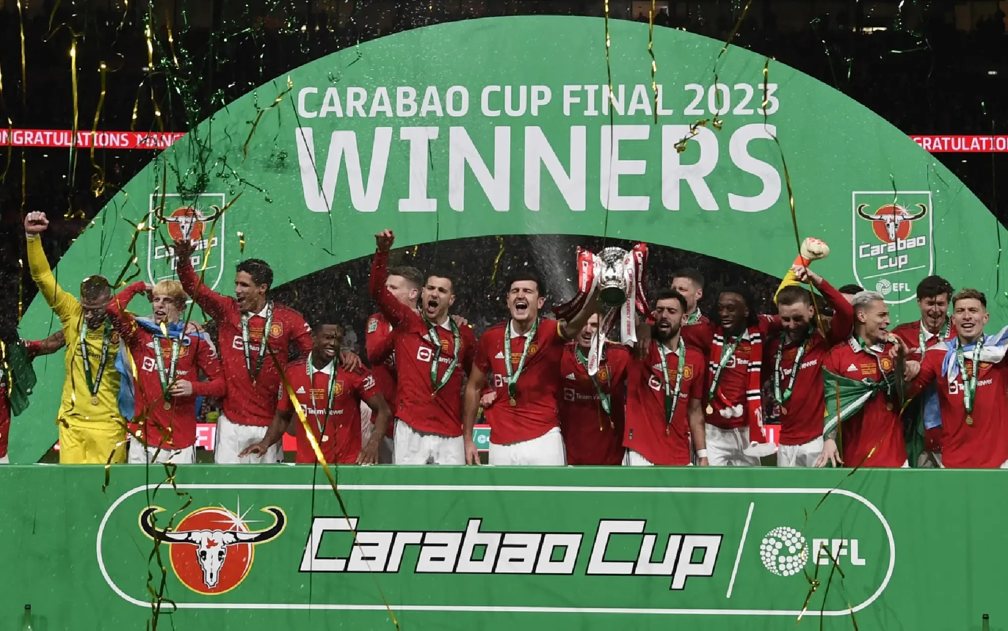 Manchester United players celebrate with the trophy after winning the Carabao Cup