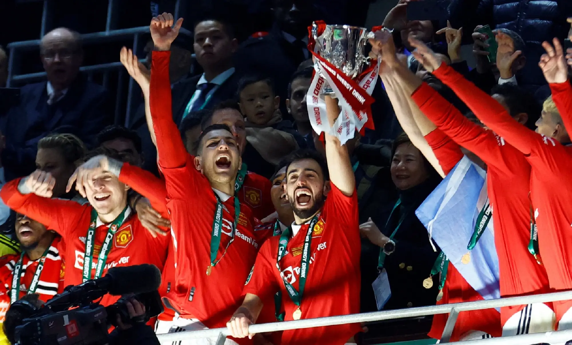 Bruno Fernandes lifts the trophy with teammates after winning the Carabao Cup final