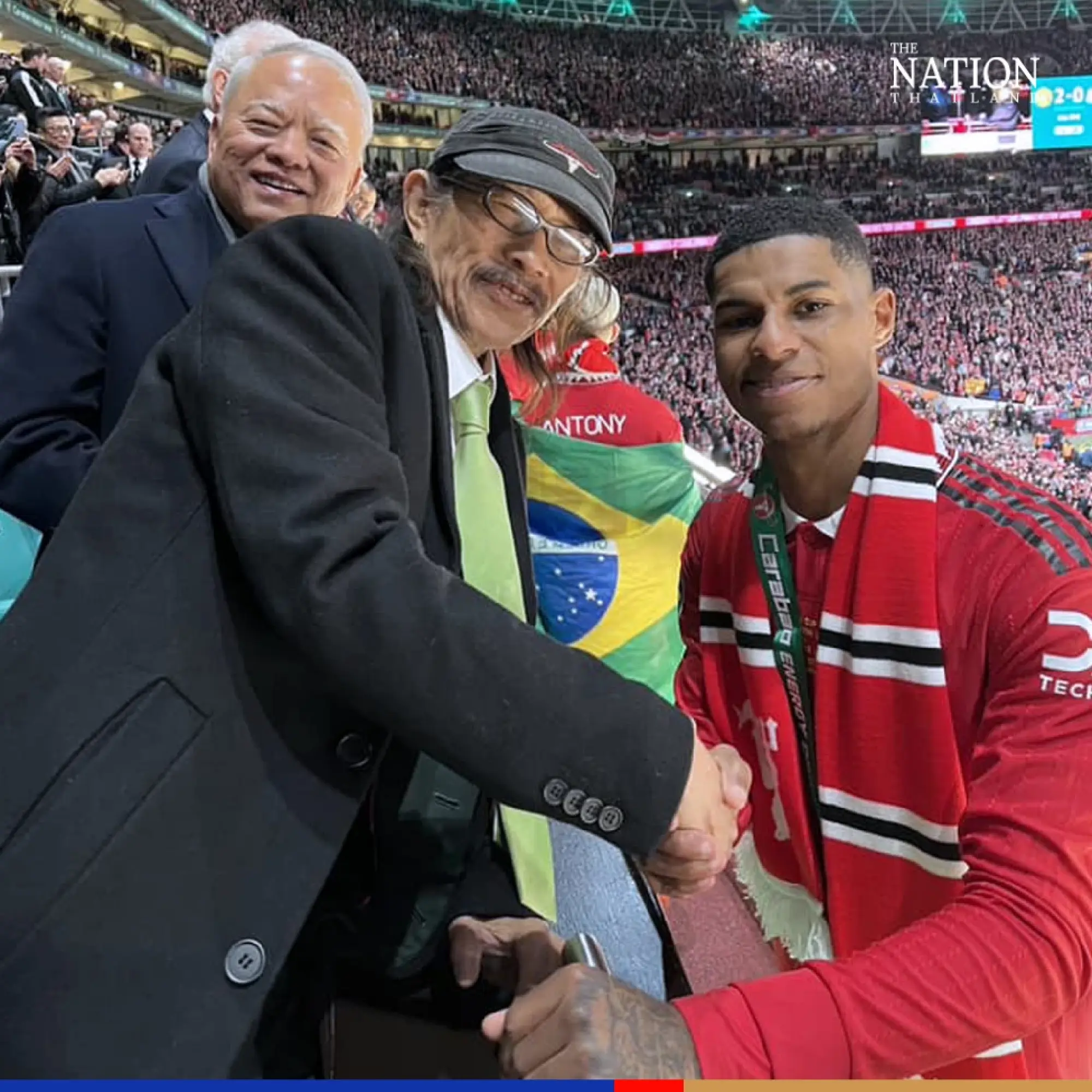 Thai rock star presents Carabao Cup trophy to Man United players