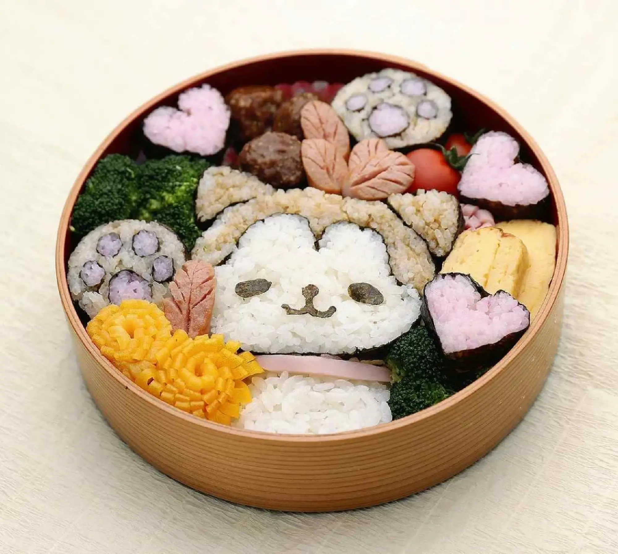 Kazari makizushi in a bento box. The Yomiuri Shimbun.