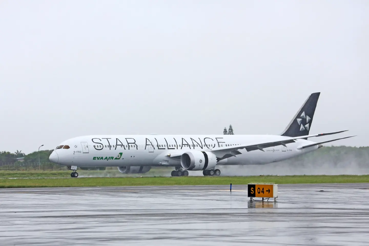 EVA Welcomes 1st Star Alliance Liveried Boeing 787-10