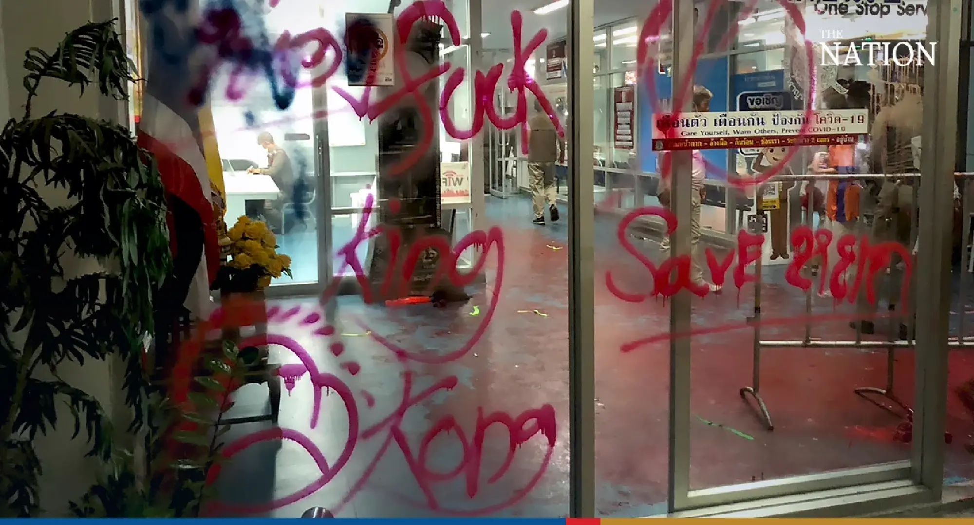 Nine protesters arrested in clash at Samran Rat police station