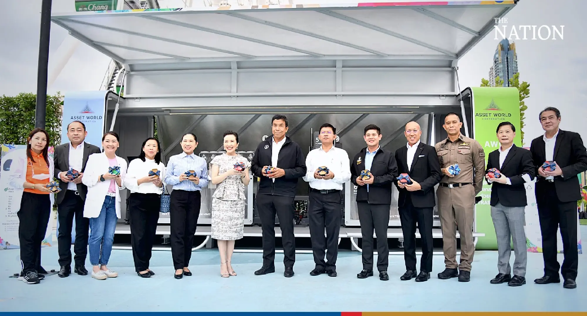 Chadchart leads students to visit ‘Disney village’ at riverfront mall