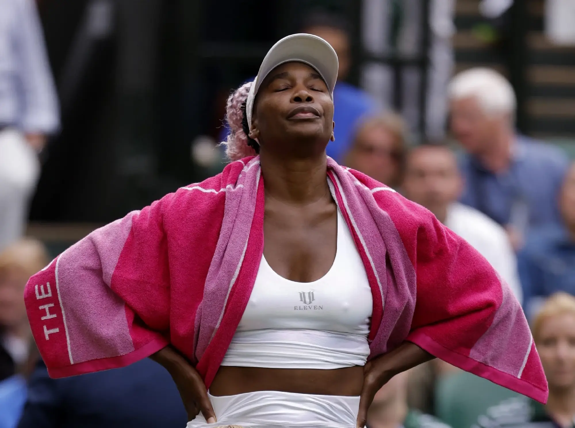  Venus Williams of the U.S. receives medical attention during her first round match against Ukraine's Elina Svitolina