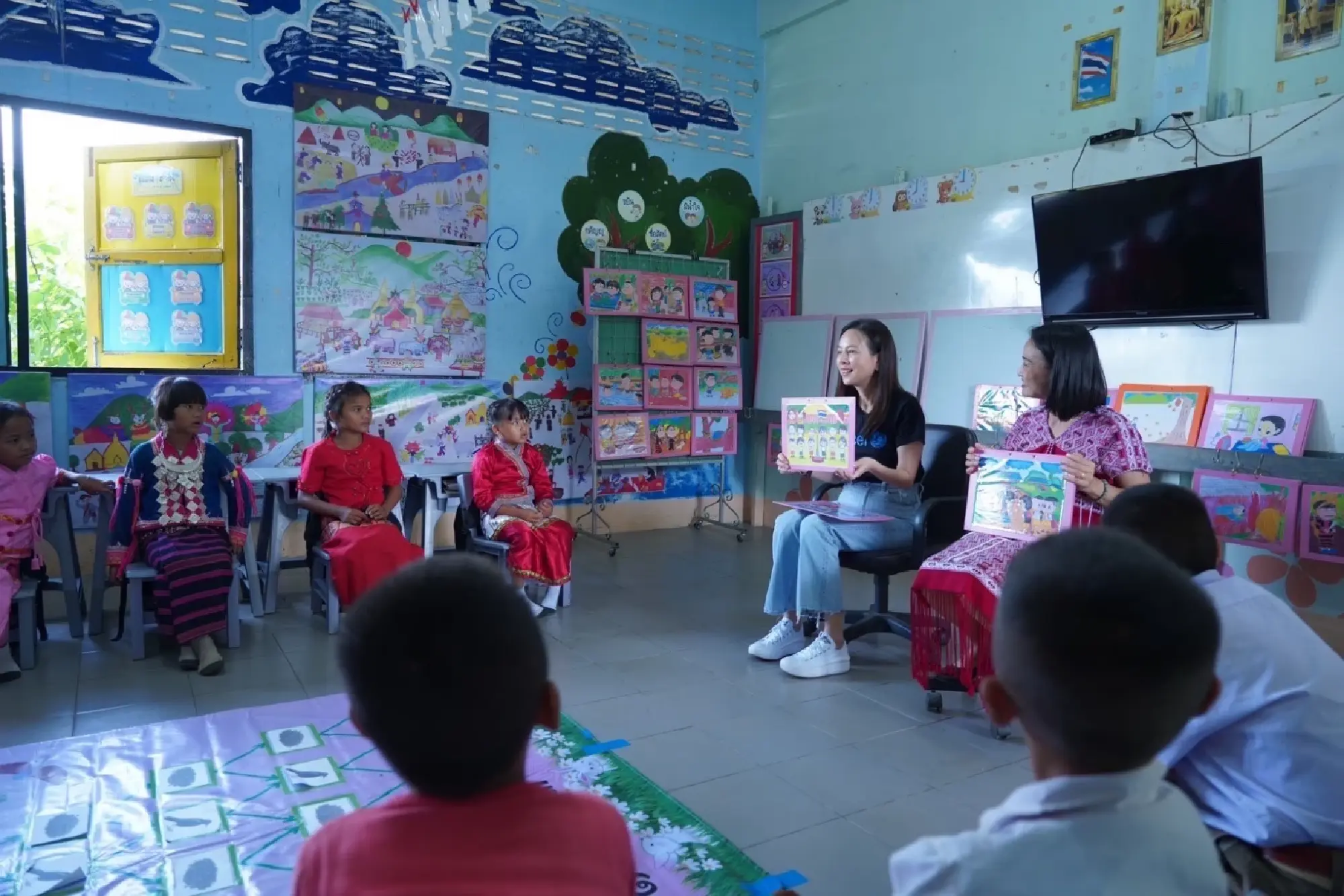 Madam Pang joins UNICEF on a special mission to visit migrant children in a remote school of Chiang Mai