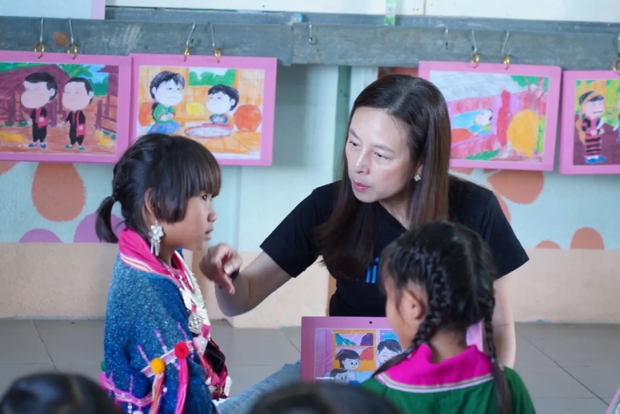 Madam Pang joins UNICEF on a special mission to visit migrant children in a remote school of Chiang Mai