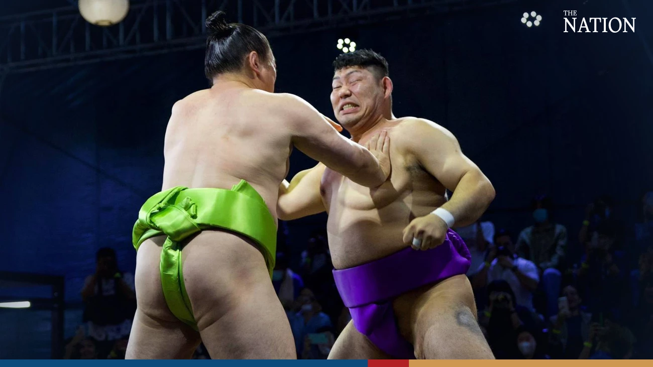 sumo-wrestlers-delight-thai-audience